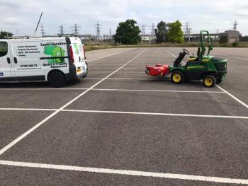 Commercial lawn mowing contractor